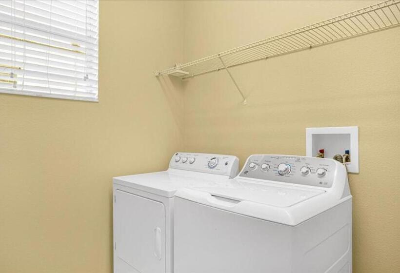 6 Bedrooms 5 Bathrooms Paradise Palms 8852 Cp