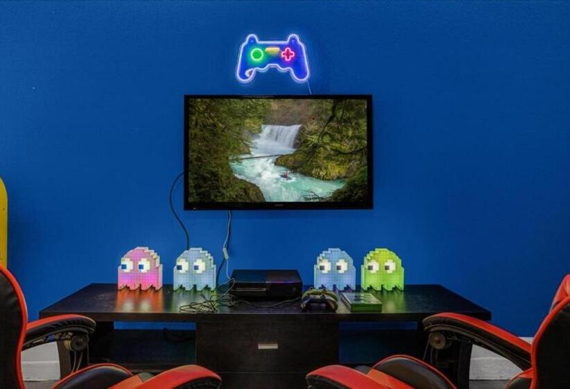 6 Bedrooms 5 Bathrooms Paradise Palms 8852 Cp