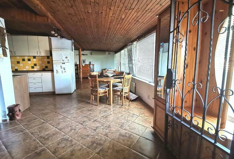 самостоятелна къща за гости на 10 минути от плажа