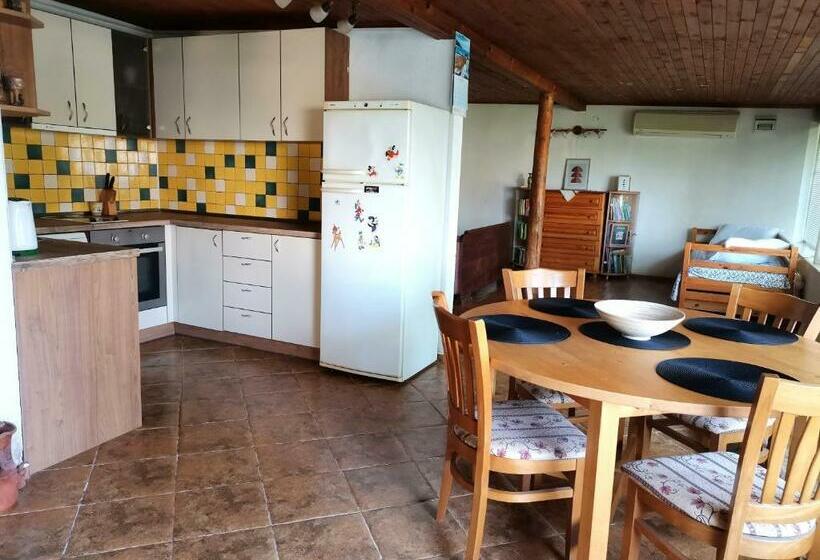 самостоятелна къща за гости на 10 минути от плажа