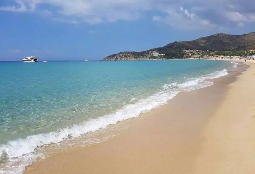 Stylish Home With Patio 4 Min Walk To The Beach