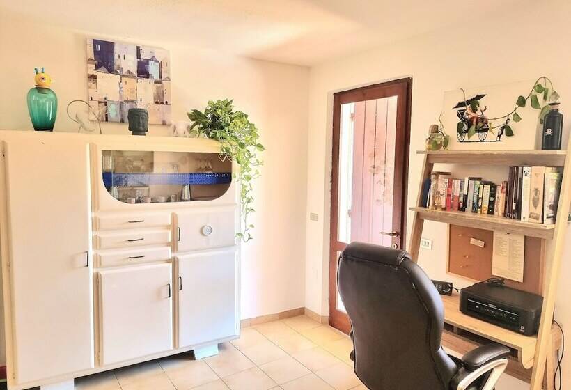 Stylish Home With Patio 4 Min Walk To The Beach