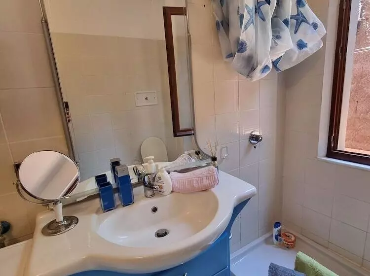 Stylish Home With Patio 4 Min Walk To The Beach