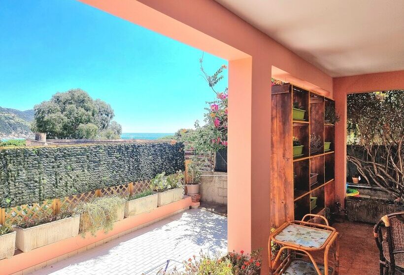 Stylish Home With Patio 4 Min Walk To The Beach