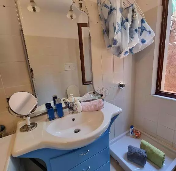 Stylish Home With Patio 4 Min Walk To The Beach