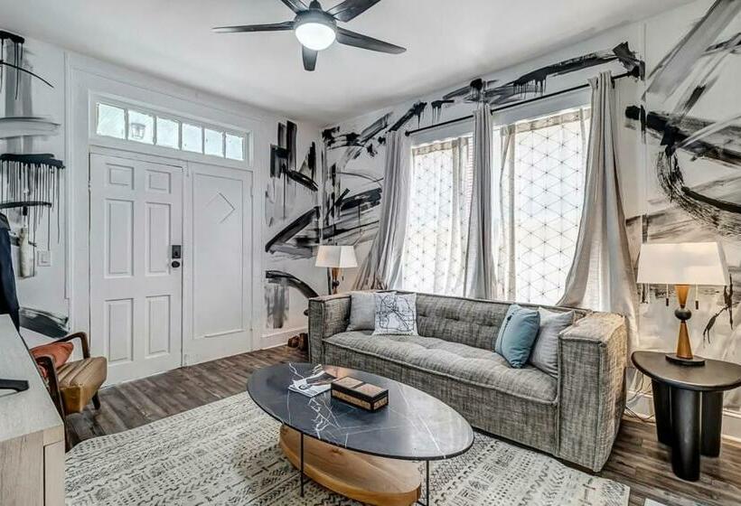 Contemporary Apartment   5 Min To Tiaa Bank Field!