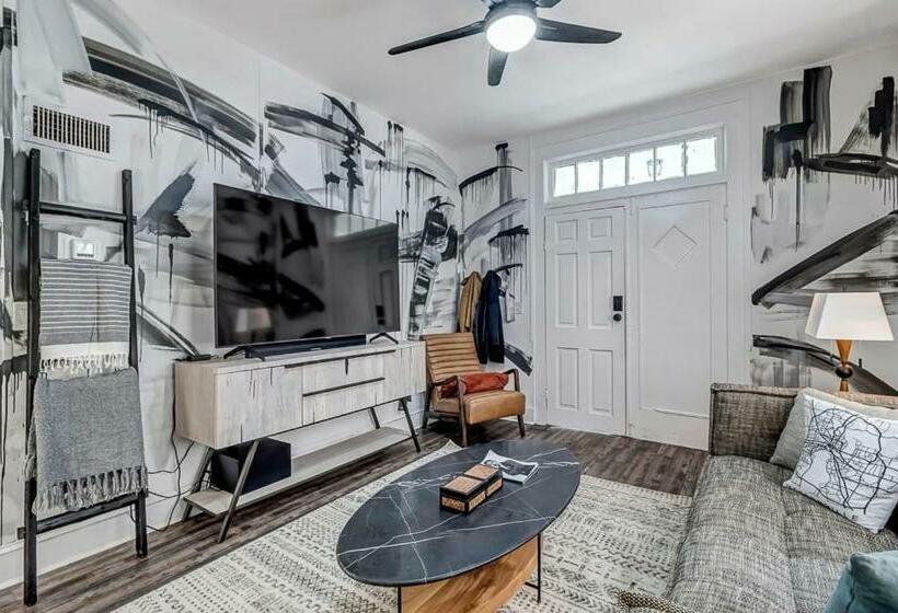 Contemporary Apartment   5 Min To Tiaa Bank Field!