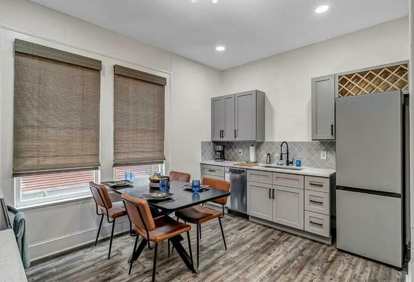 Contemporary Apartment   5 Min To Tiaa Bank Field!