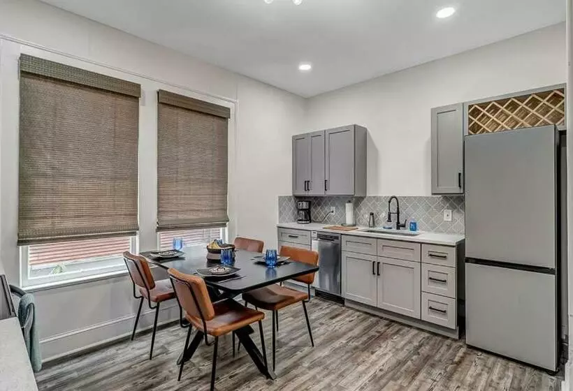 Contemporary Apartment   5 Min To Tiaa Bank Field!
