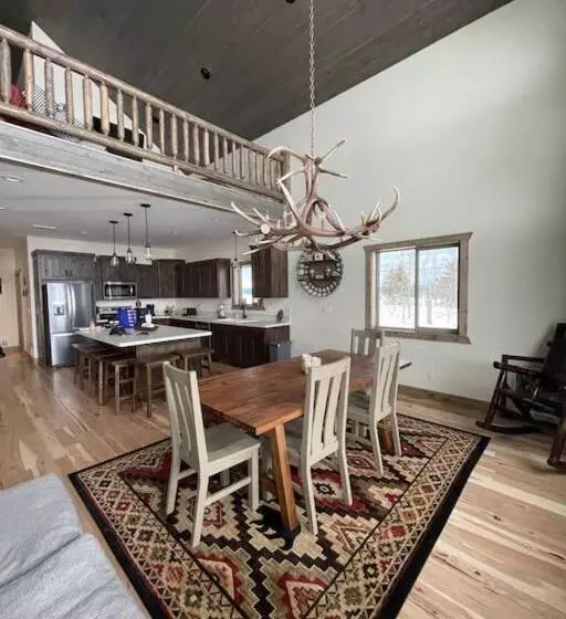 3505 Joseph Dr Cabin With Breathtaking Views, 30 Miles To Yellowstone