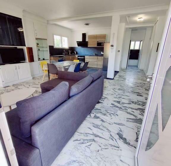 La Villa Castel   Haut De Villa   Parkings  3 Chambres   8 Couchages   Jardin   Barbecue