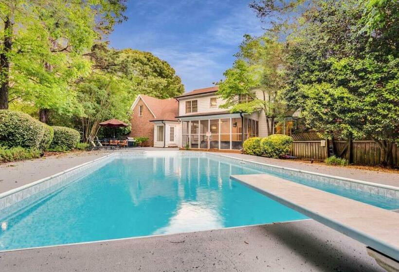 Luxurious 4br Modern Home With Private Pool