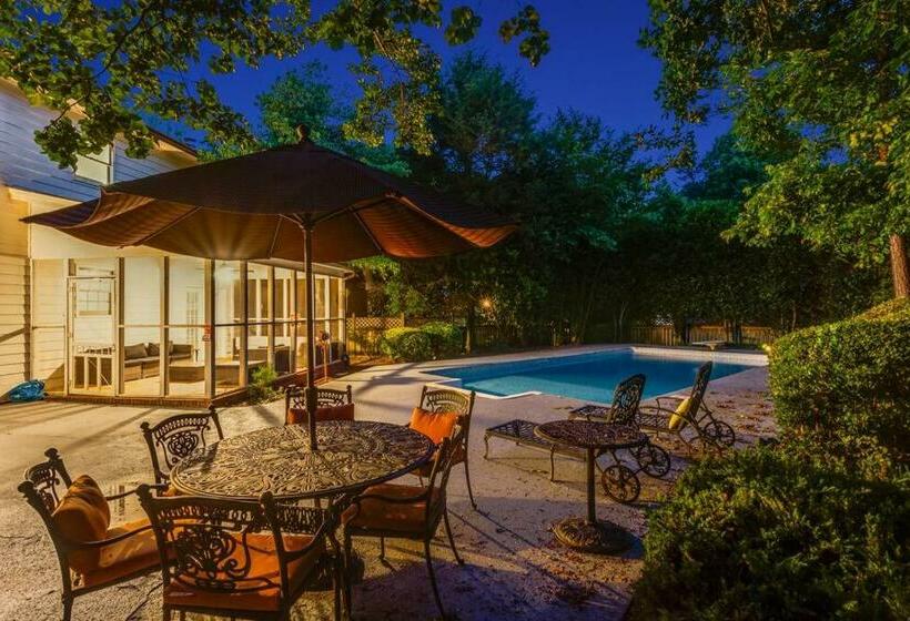 Luxurious 4br Modern Home With Private Pool