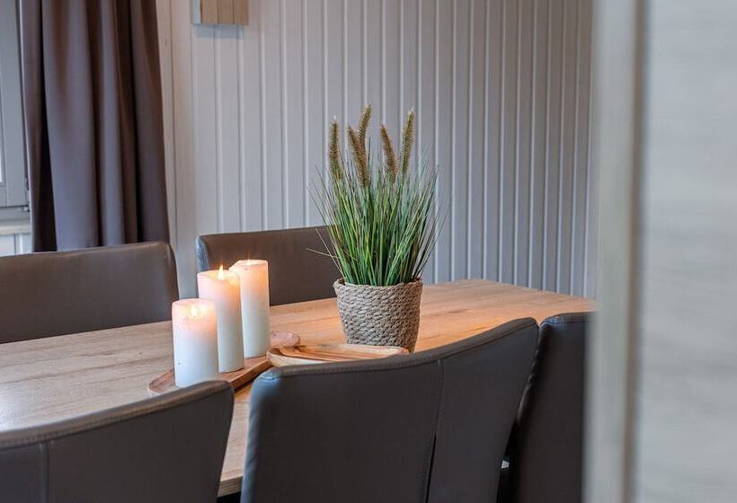 Bungalow De Strandjutter 8 Persons