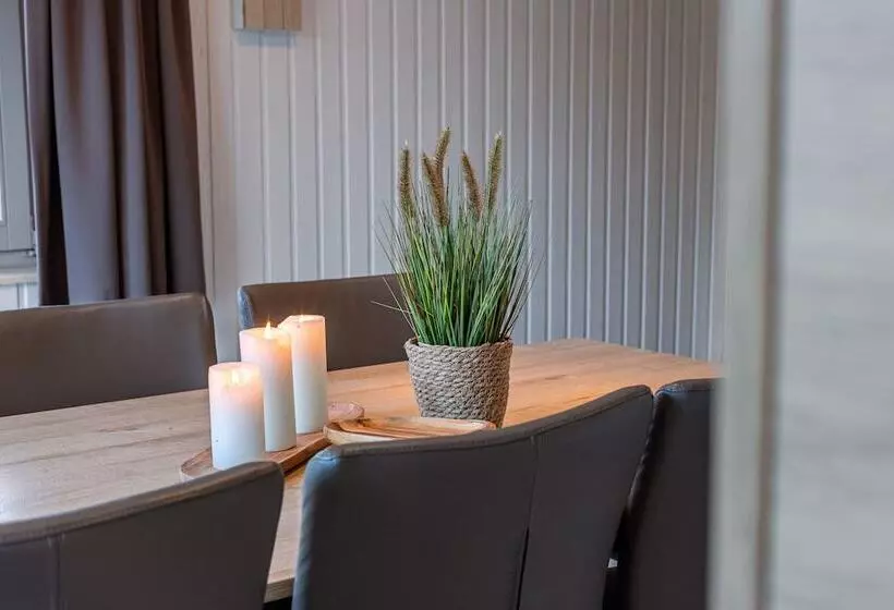 Bungalow De Strandjutter 8 Persons