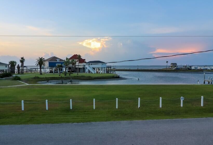 Come Stay And Sail Away At This Lovely Canal Home