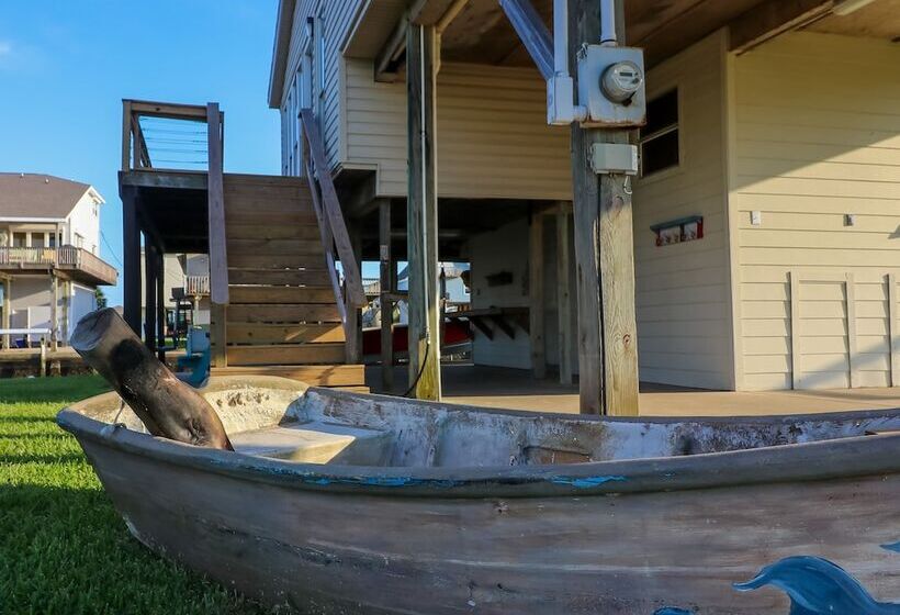 Come Stay And Sail Away At This Lovely Canal Home