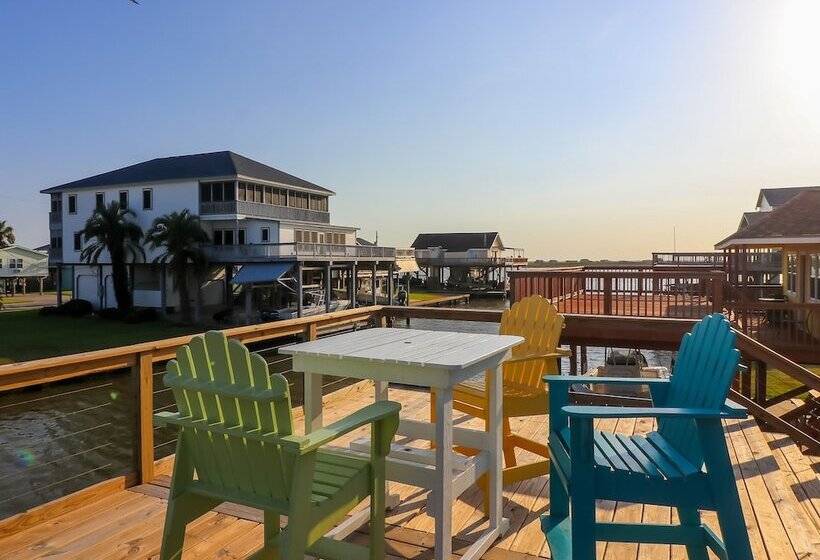 Come Stay And Sail Away At This Lovely Canal Home