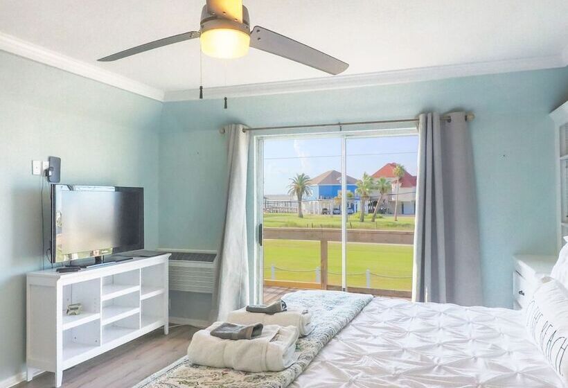 Come Stay And Sail Away At This Lovely Canal Home