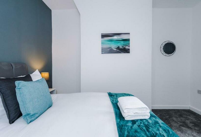 Cosy 3 Bed 3 Bath House   Central Liverpool  Self Check In & Free Parking!