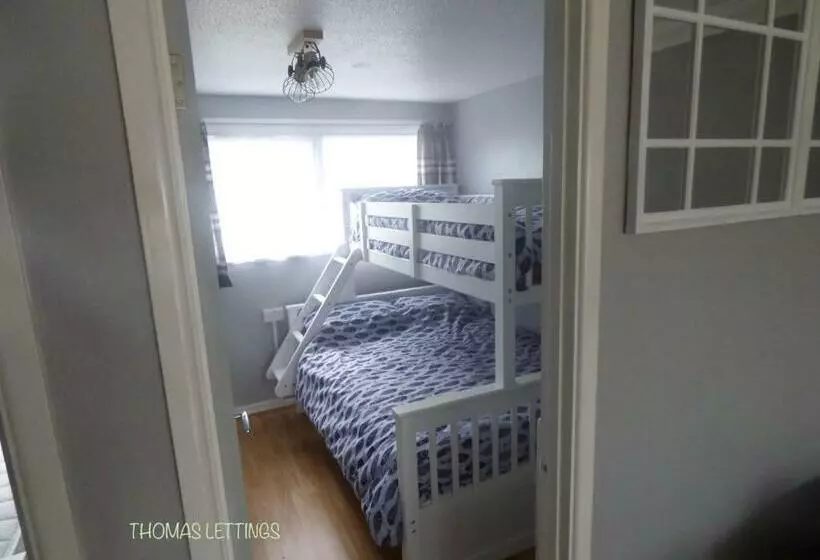 Cheerful 2 Bed Holiday Chalet With Gated Decking