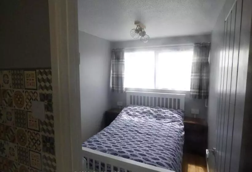 Cheerful 2 Bed Holiday Chalet With Gated Decking