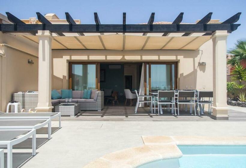 Luxurious Villa With Amazing Sea View And Pool