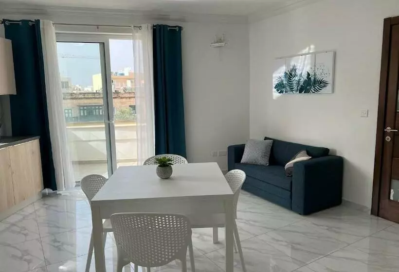 Lovely 2 Bed Condo With Patio Overlooking Piazza