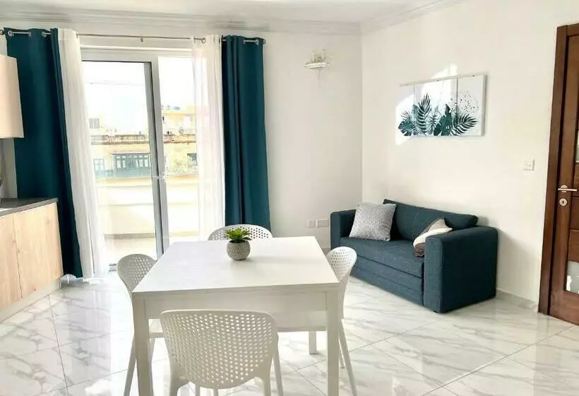Lovely 2 Bed Condo With Patio Overlooking Piazza