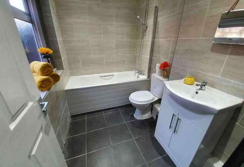 Lovely 3 Bed Apartment In Coventry