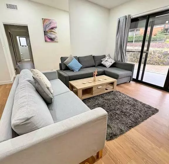 Lavish In Lyons   3bd 2bth Spacious & Modern Home