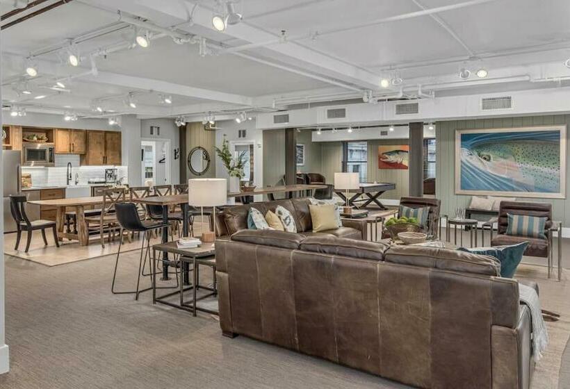 Rustic Lodge At The Maddox 6 Bedrooms