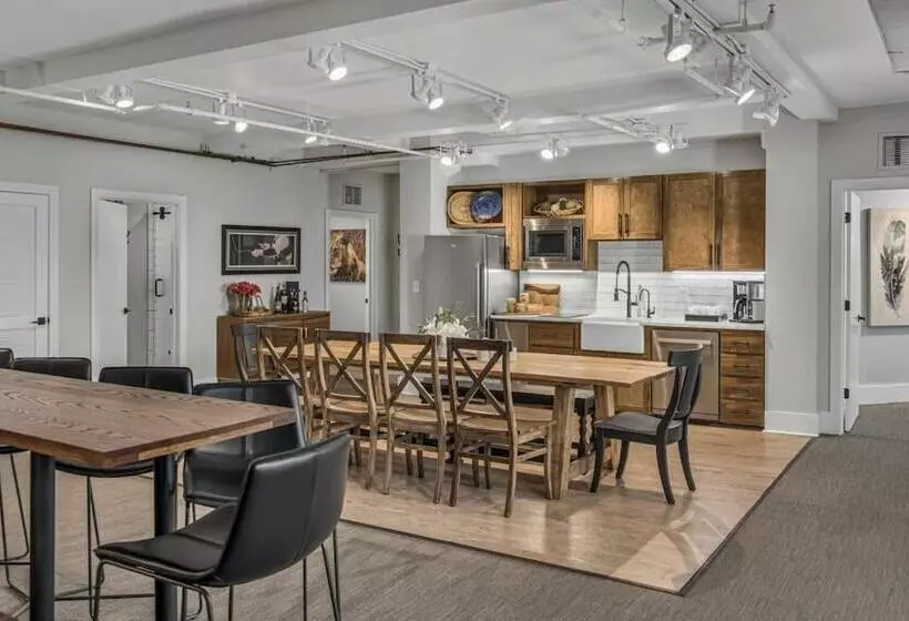 Rustic Lodge At The Maddox 6 Bedrooms