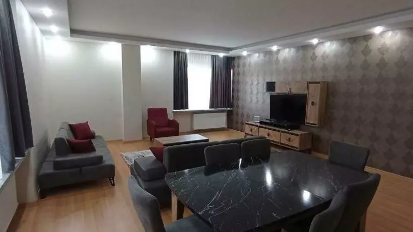 شقة سكنية واسعة وجميلة مع اطلالة بحرية مميزة   Spacious And Beautiful Apartment With A Distinctive S