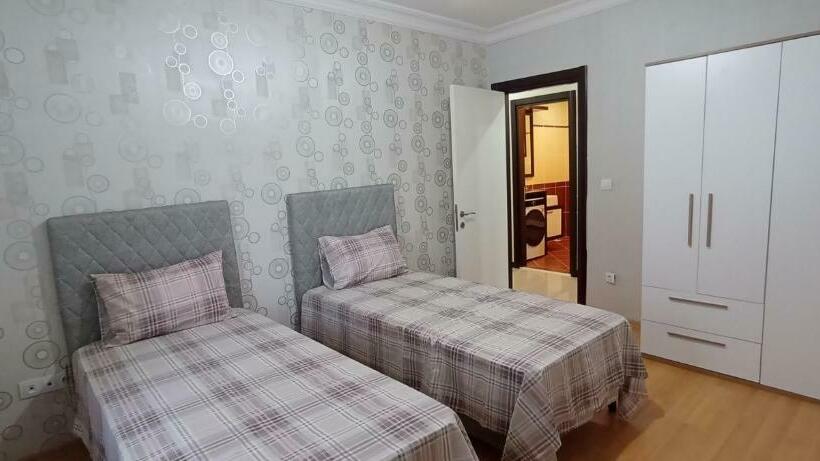 شقة سكنية واسعة وجميلة مع اطلالة بحرية مميزة   Spacious And Beautiful Apartment With A Distinctive S