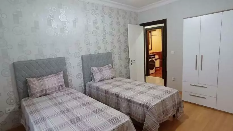 شقة سكنية واسعة وجميلة مع اطلالة بحرية مميزة   Spacious And Beautiful Apartment With A Distinctive S