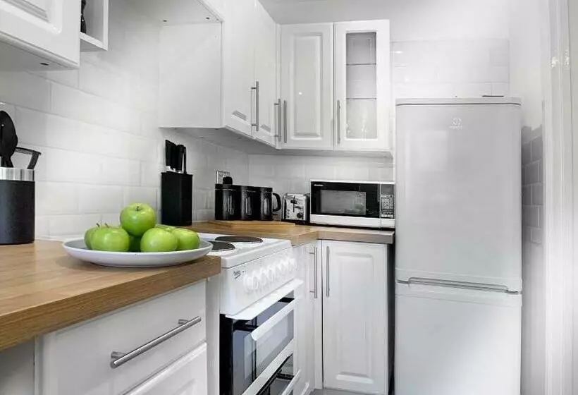 West End, Woking   2 Bed House With Parking And Garden