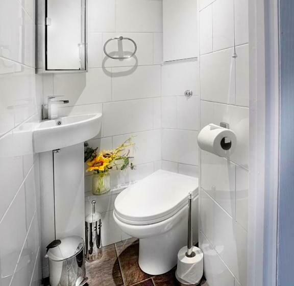 West End, Woking   2 Bed House With Parking And Garden