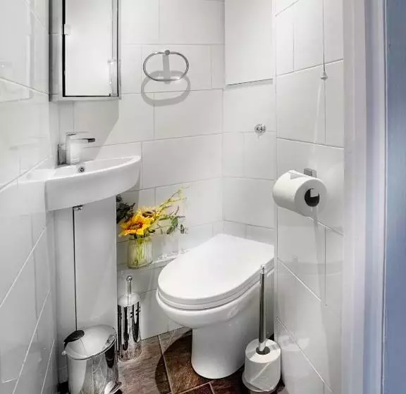 West End, Woking   2 Bed House With Parking And Garden