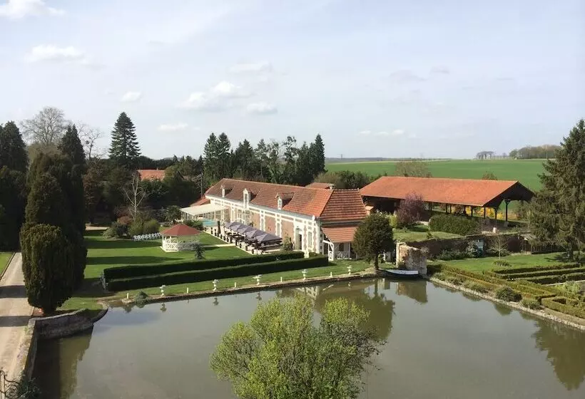 ホテル Chateau De Quesmy