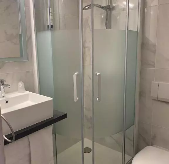 هتل Contact Hôtel Foch