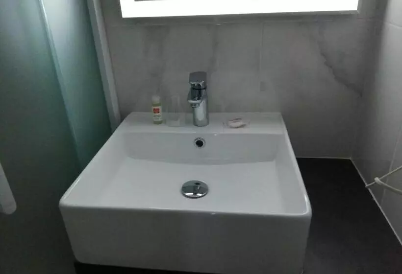 هتل Contact Hôtel Foch