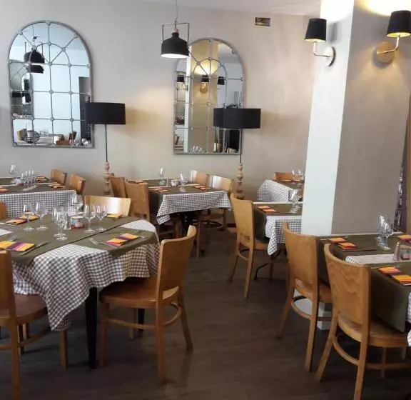 هتل Hôtel Restaurant Chez Carrière