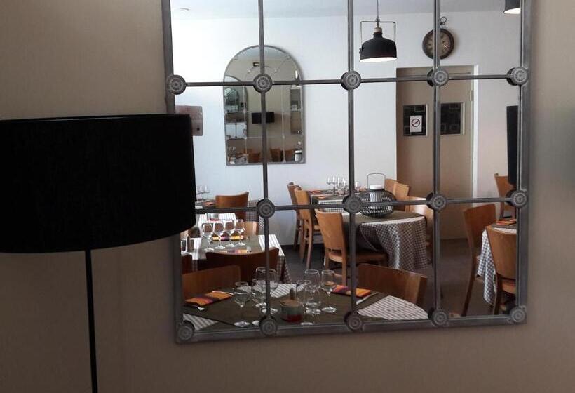 هتل Hôtel Restaurant Chez Carrière