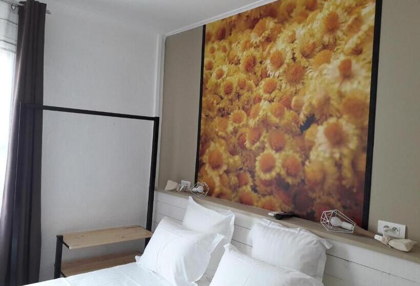 هتل Hôtel Restaurant Chez Carrière