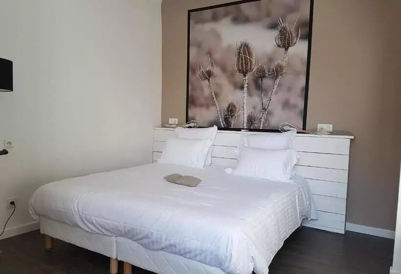 هتل Hôtel Restaurant Chez Carrière