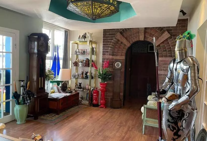 هتل Knights Court