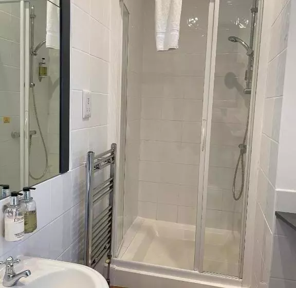 هتل Knights Court