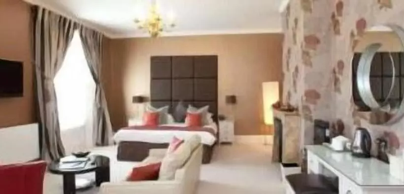 Hotel Phyllis Court Members Club