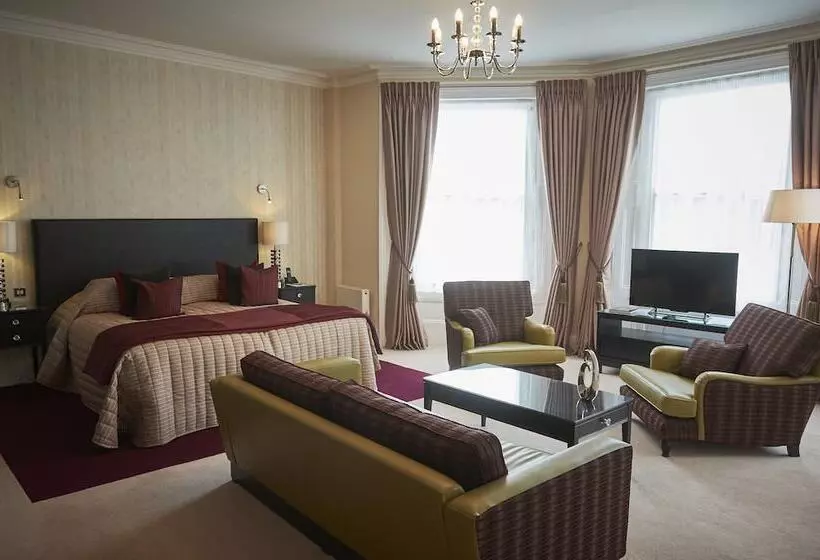 Hotel Phyllis Court Members Club